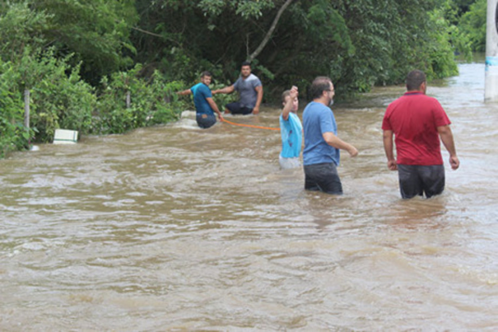 Ciclista é salvo após ser arrastado por correnteza durante temporal em São Gabriel