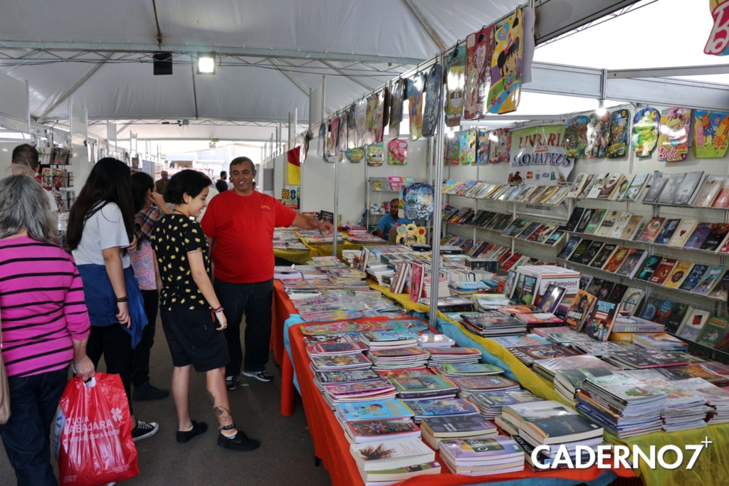 Thedy Corrêa participa da Feira do Livro de São Gabriel
