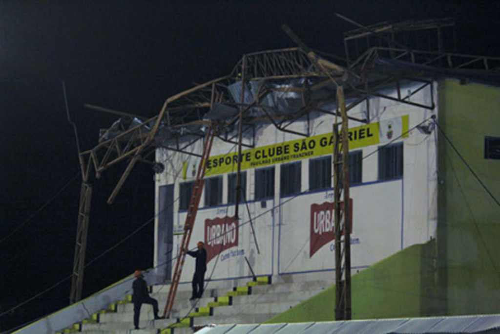 Após cobertura de estádio desabar, começa retirada do material em São Gabriel