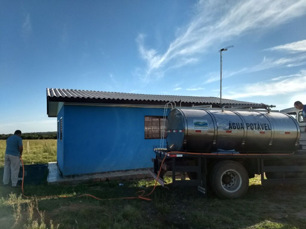 Foto: Prefeitura de São Gabriel (Divulgação) - Em janeiro, caminhão-pipa começou a levar água para famílias de assentados e pequenos agricultores