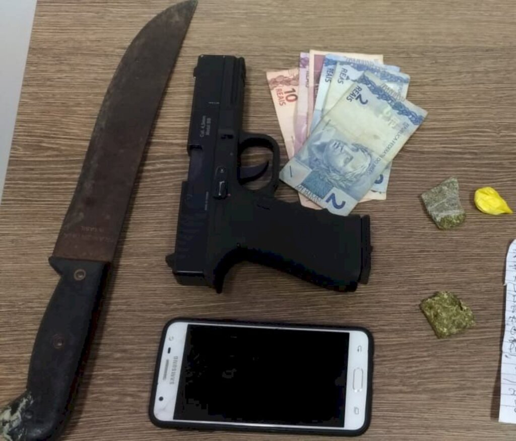 título imagem Jovens são detidos e adolescente é apreendido por tráfico de drogas