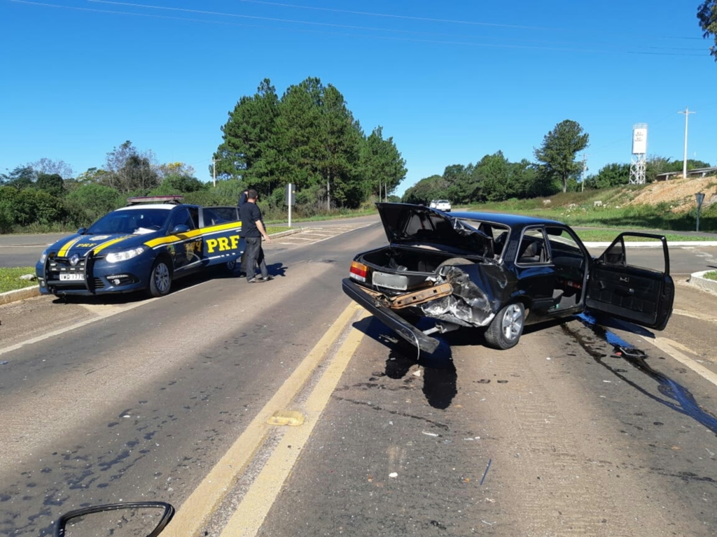 Acidente entre caminhão e carro deixa passageira ferida em Santiago