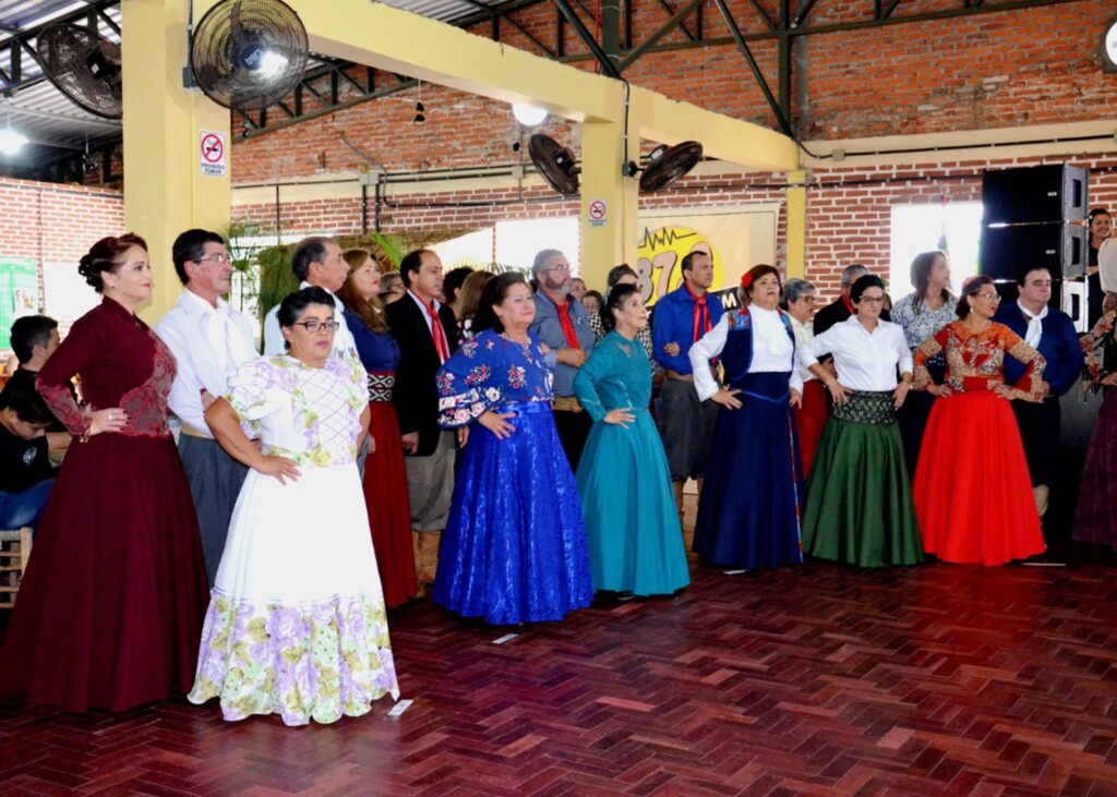 FOTOS: idosas de Santiago ganham festa de debutantes e realizam sonho de adolescência