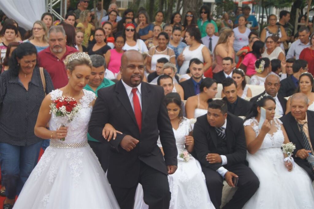 título imagem VÍDEO: 39 casais dizem 'sim' em casamento coletivo em Santiago