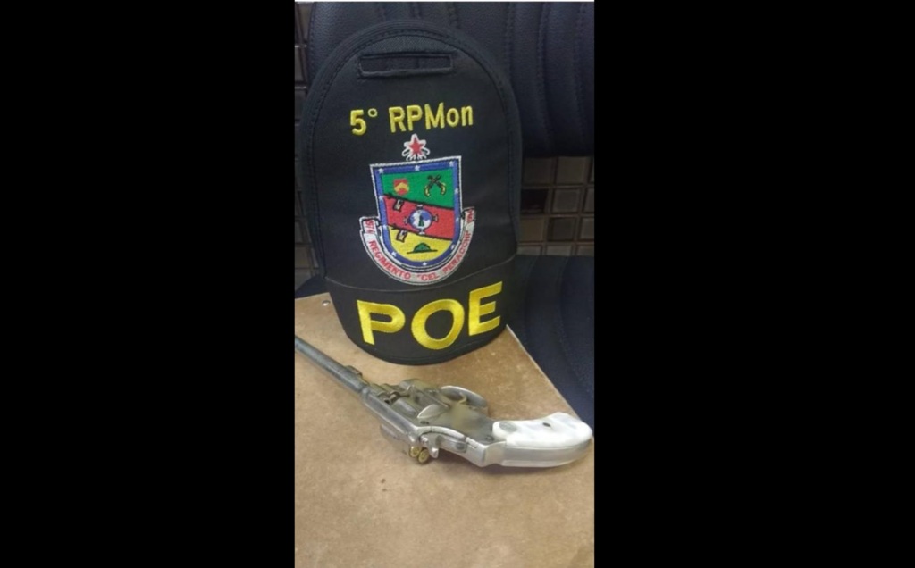 Motorista é detido por porte ilegal de arma de fogo em Santiago