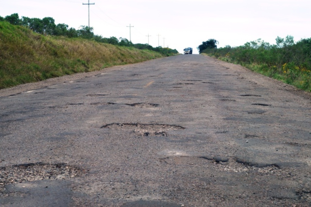 título imagem Protesto cobra atitudes contra a buraqueira nas rodovias estaduais da região