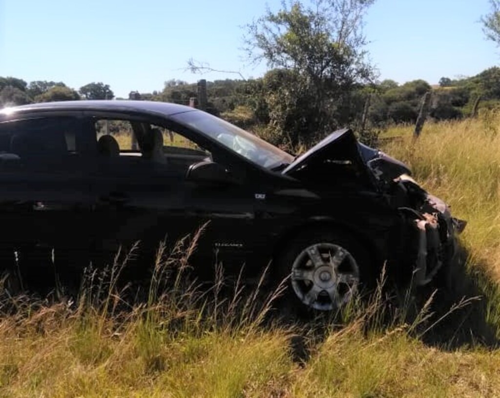 Jovem furta carro, capota e é preso em Santiago