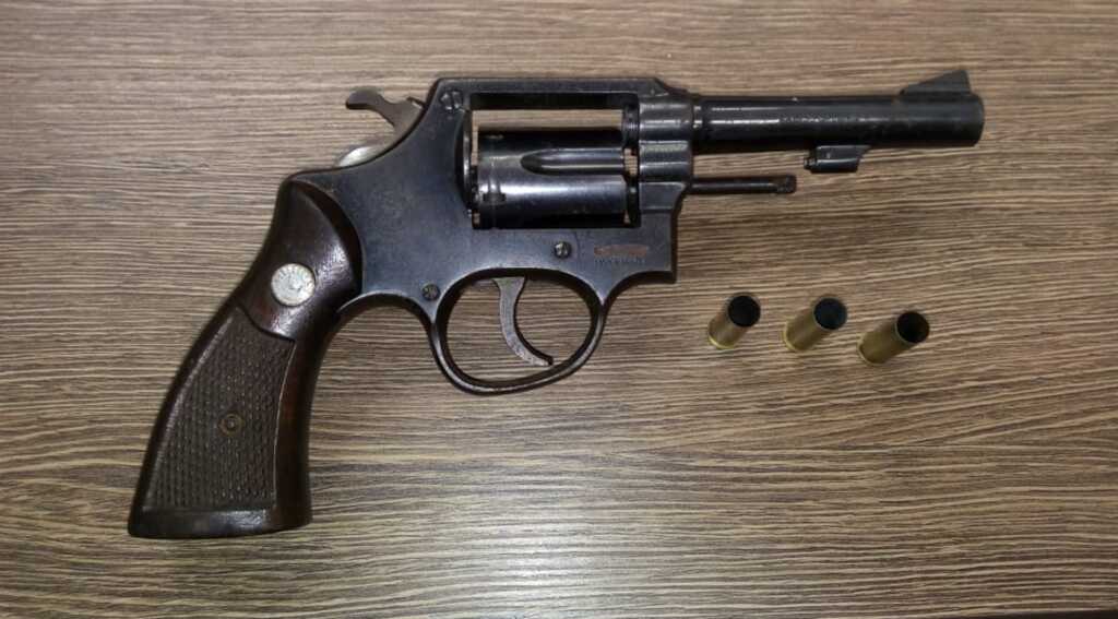 Adolescente é apreendido após atirar com revólver contra casa em Santiago