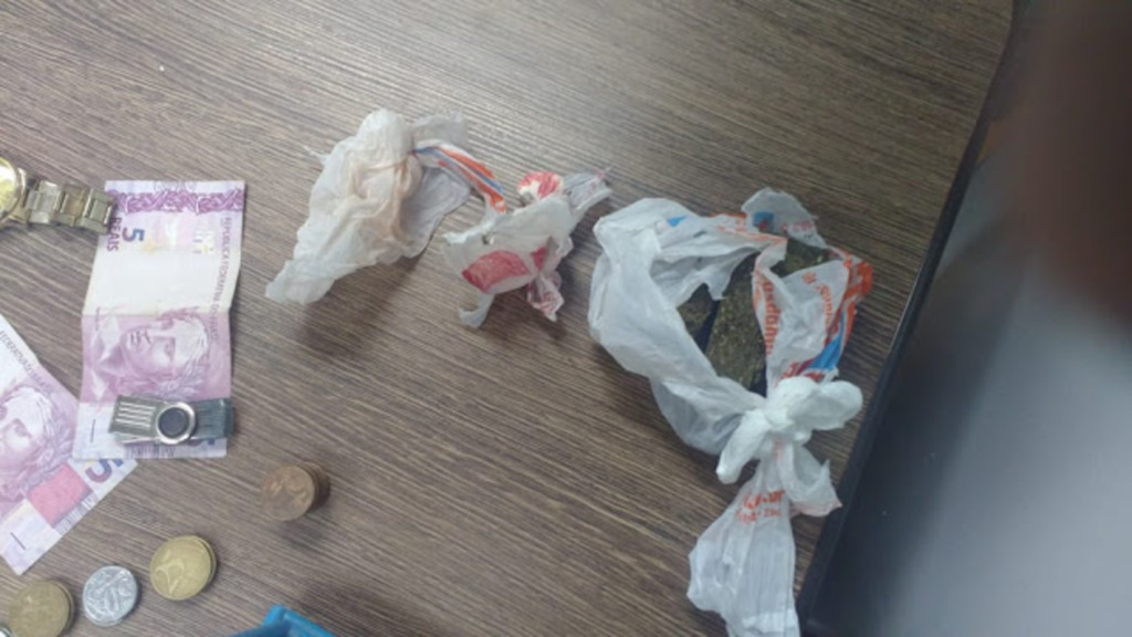 Jovem é preso por tráfico de drogas em Santiago