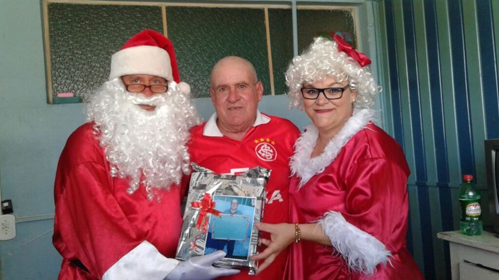 título imagem FOTOS: voluntários entregam presentes de Natal arrecadados em campanha na internet