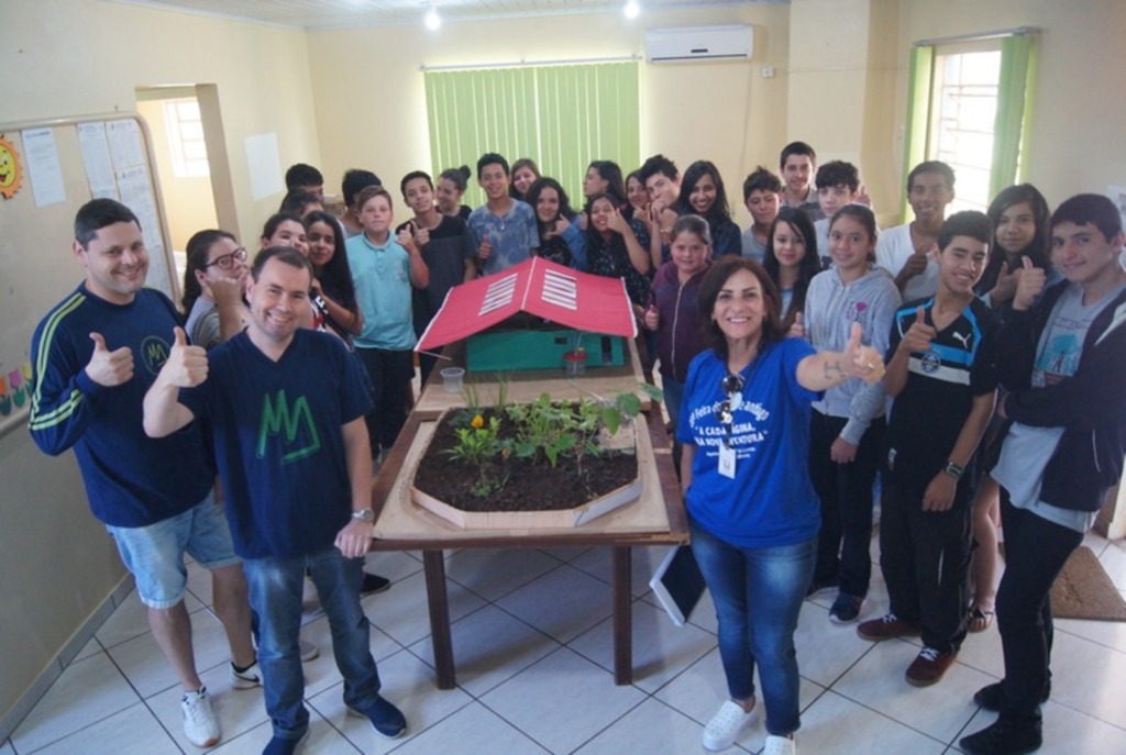 Foto: Márcio Brasil (Prefeitura de Santiago) - Alunos da escola com a maquete