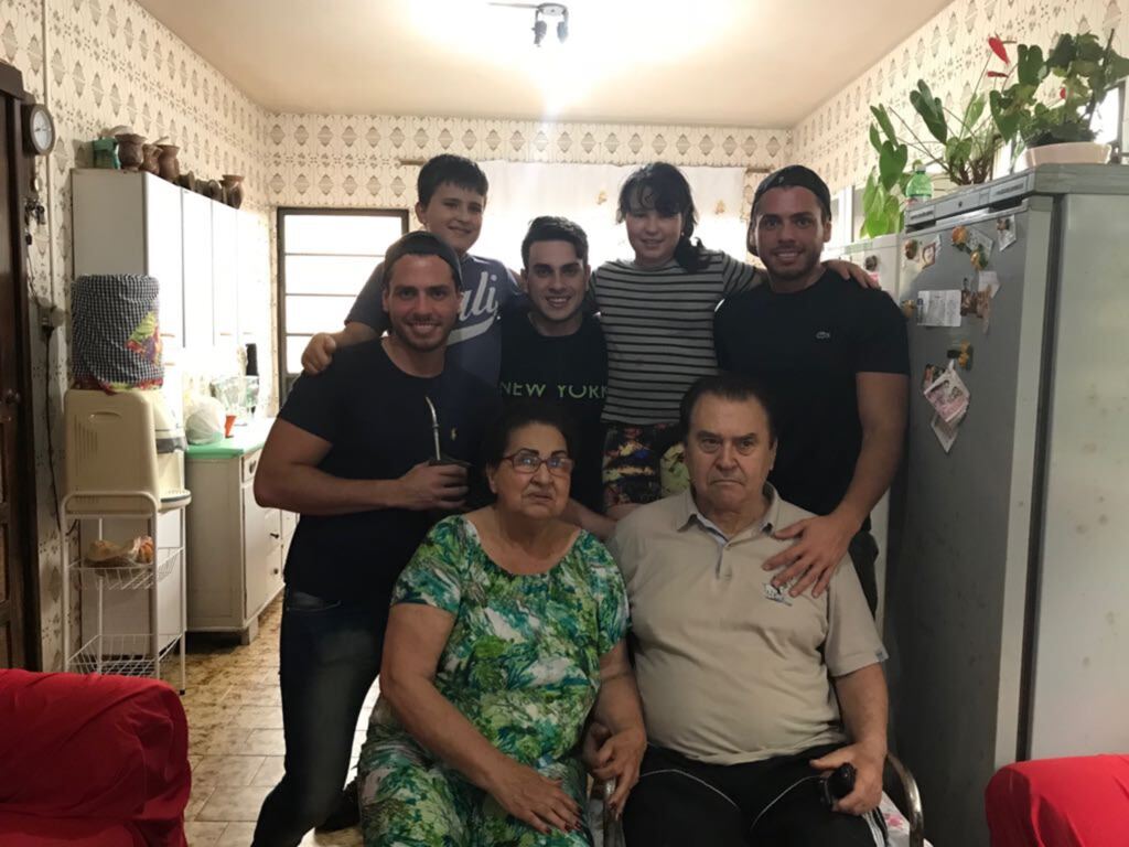 Foto: Arquivo Pessoal - Professor Juca com a esposa e os cinco netos