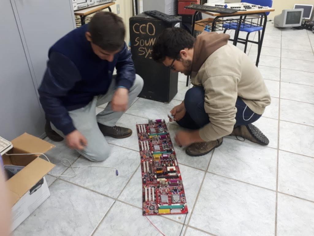 Estudantes de Computação de Santiago transformam lixo em utilidade