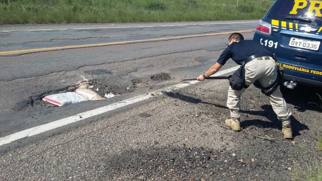 Sem manutenção, policiais rodoviários precisam tapar buracos da BR-290 em Rosário do Sul