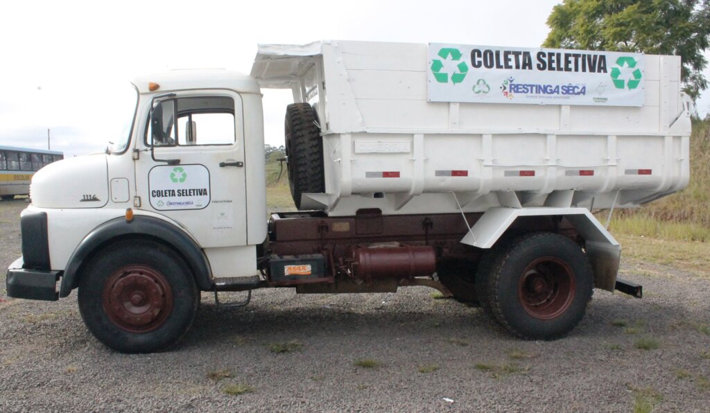 Moradores de Restinga Sêca recebem sacos para coleta seletiva do lixo