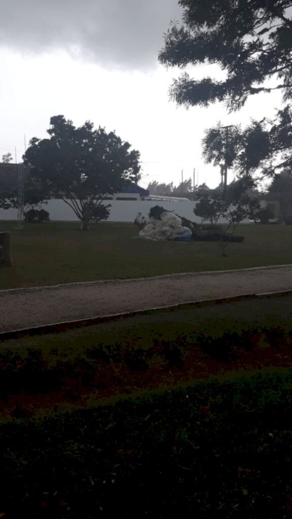 Temporal destrói decoração natalina em Júlio de Castilhos