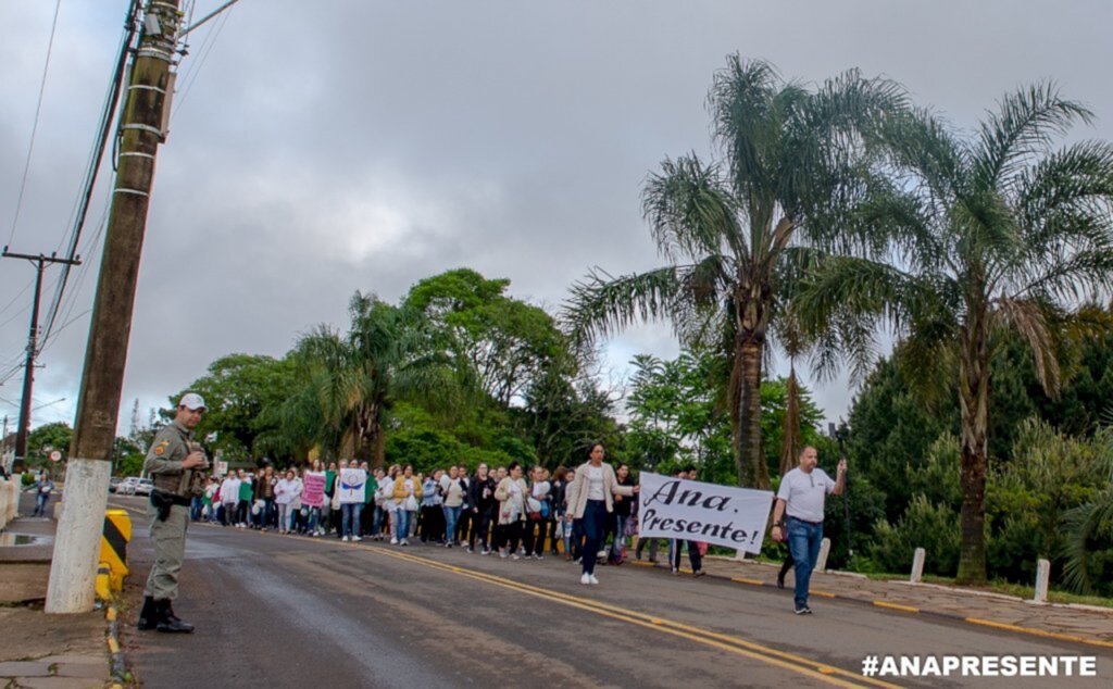 FOTOS: amigos e familiares homenageiam vítima de feminicídio