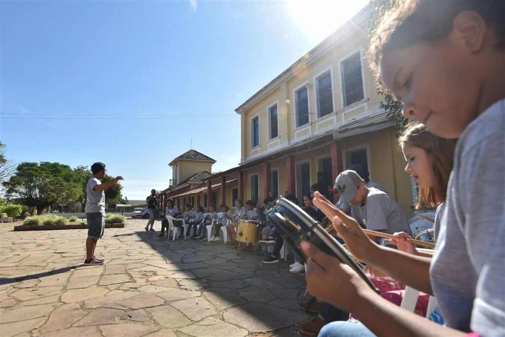 VÍDEO: associação de Júlio de Castilhos trabalha para manter crianças na escola