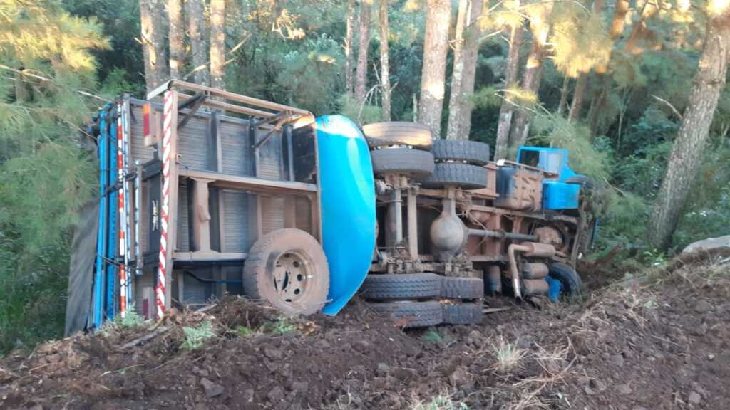 título imagem Morre motorista que pulou do caminhão antes de o veículo cair em barranco
