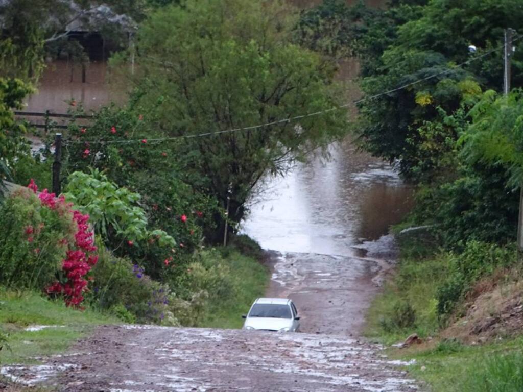 FOTOS: sete famílias ficam desalojadas após enchente em Jaguari