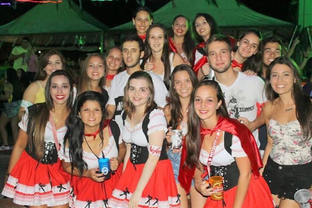 título imagem VÍDEO: foliões de todas as idades se preparam para Carnaval de Jaguari