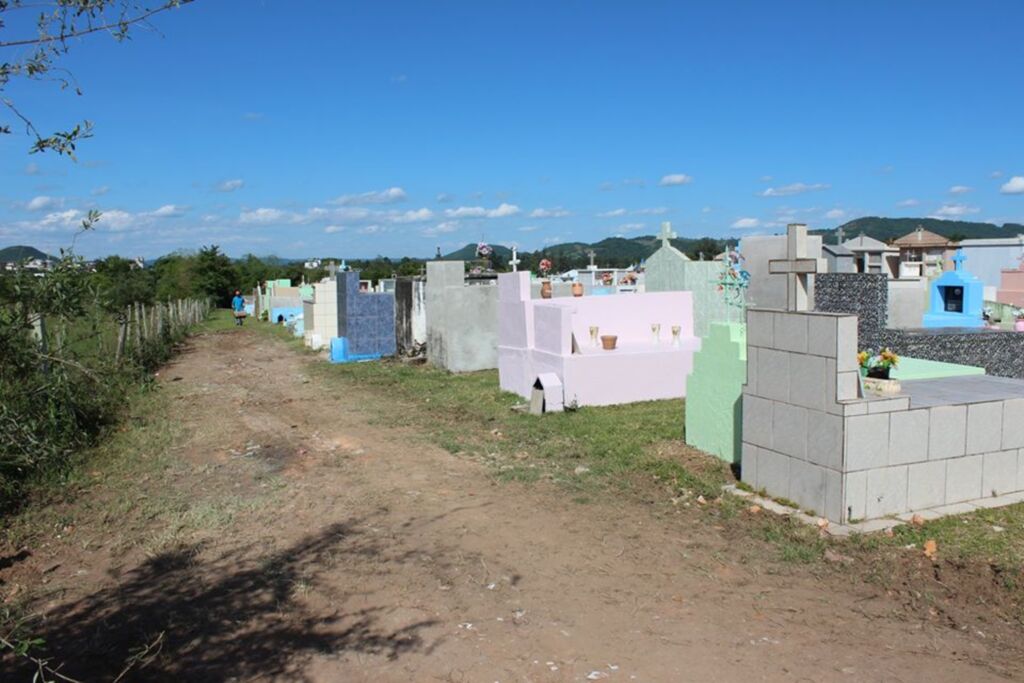 Começa a limpeza no Cemitério Municipal de Jaguari