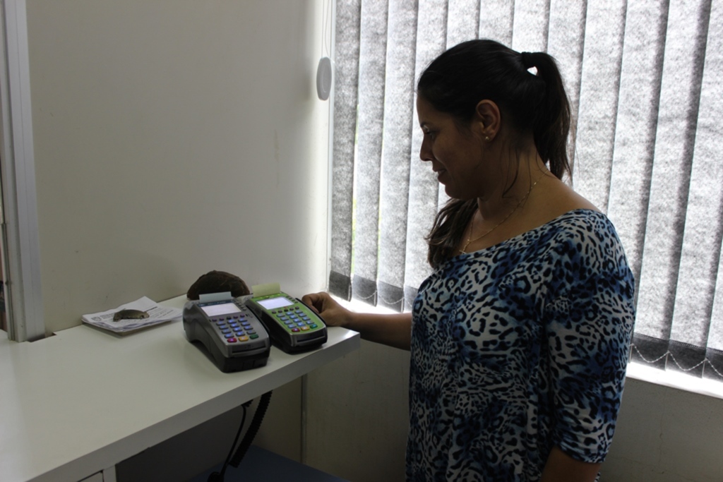 Foto: Miguel Monte (Prefeitura de Jaguari) - Servidora Zélia Betim testa máquinas na prefeitura à disposição de contribuintes