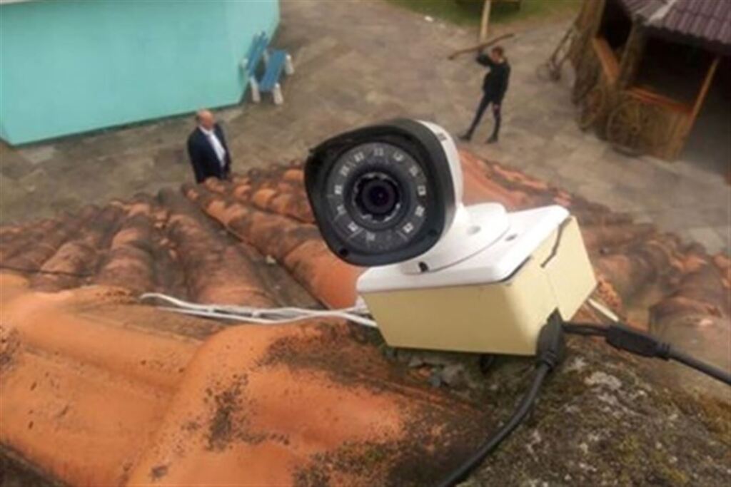 Vândalos são flagrados destruindo câmeras de vigilância