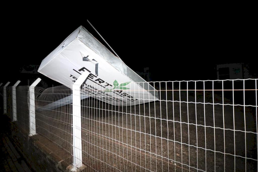Ventos de 75 km/h deixam casas destelhadas e provocam queda de árvores em Cruz Alta