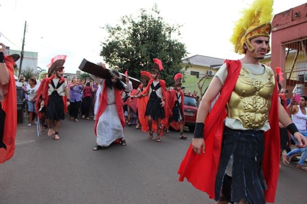 Dois espetáculos movimentam a praça de Cruz Alta antes da Páscoa
