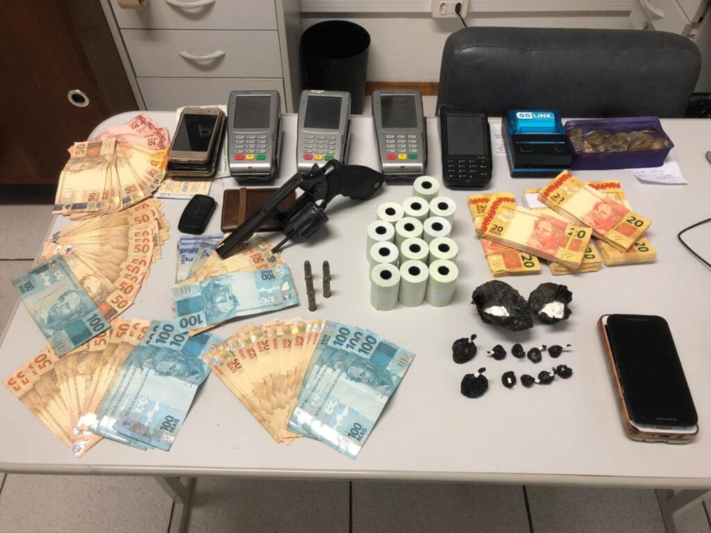 Casal é preso por tráfico de drogas, falsificação de dinheiro e porte ilegal de arma de fogo em Cruz Alta