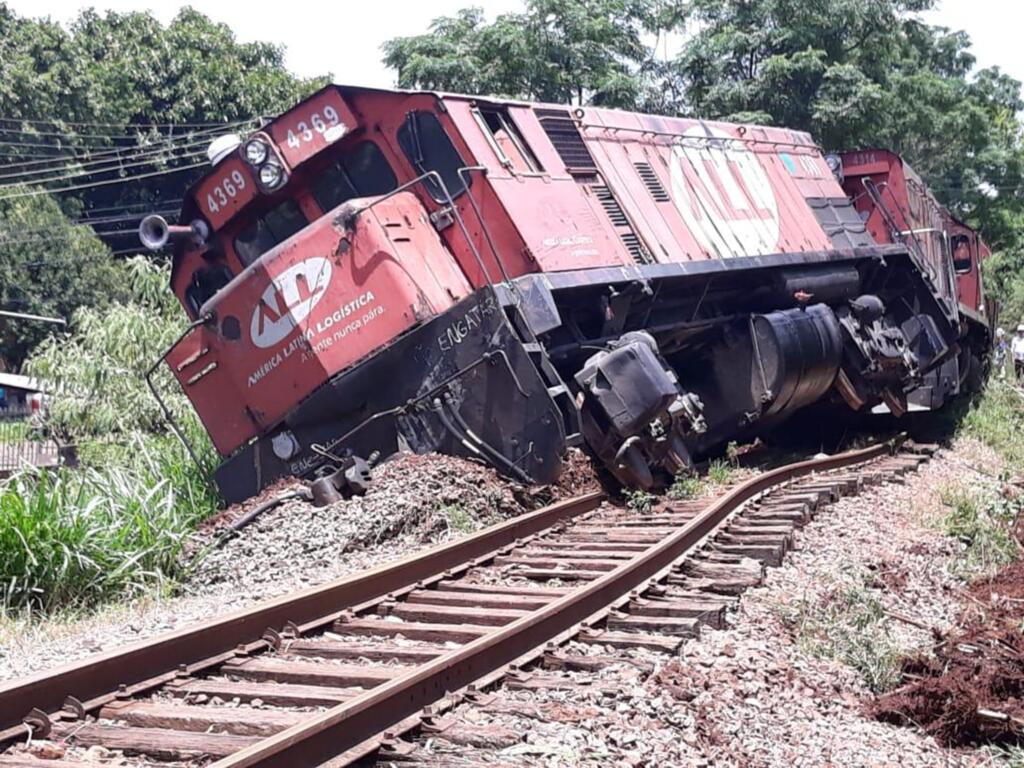título imagem Locomotiva que transportava combustível descarrila em Cruz Alta
