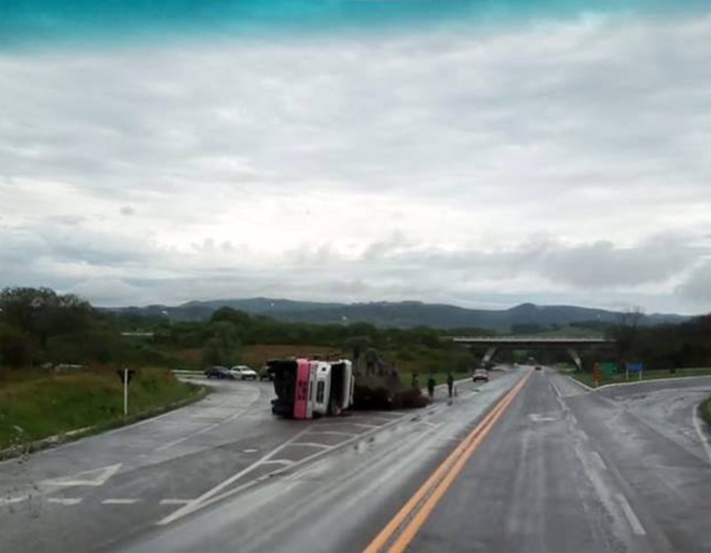 Caminhão tomba na BR-290 em Caçapava do Sul