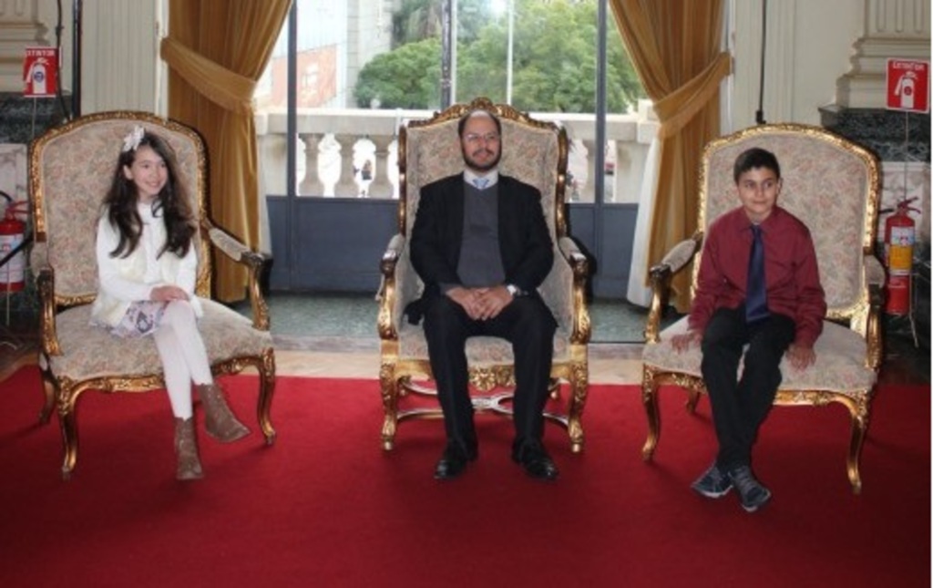 Foto: Divulgação - Prefeito de Caçapava Giovani Amestoy (no centro), ao lado da prefeita mirim Milene Teixeira Morales e o seu vice Kauã de Oliveira