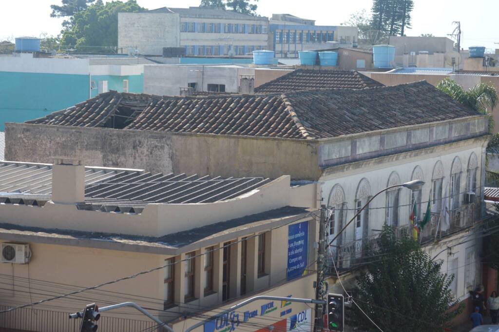 Foto: Prefeitura de Caçapava do Sul - Imóvel da prefeitura de Caçapava do Sul foi interditado em 11 de abril depois que parte do antigo telhado desabou