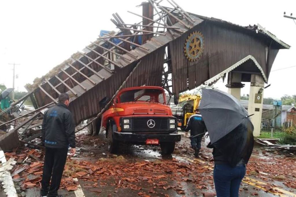 Após acidente, pórtico de entrada de Agudo será reconstruído