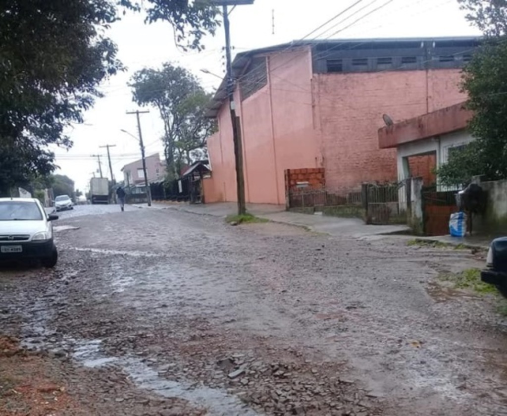 Esgoto na Rua Generoso Almeida Rocha incomoda moradores