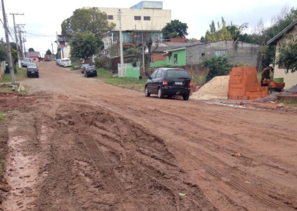 Barro toma conta de rua no Bairro Juscelino Kubitschek