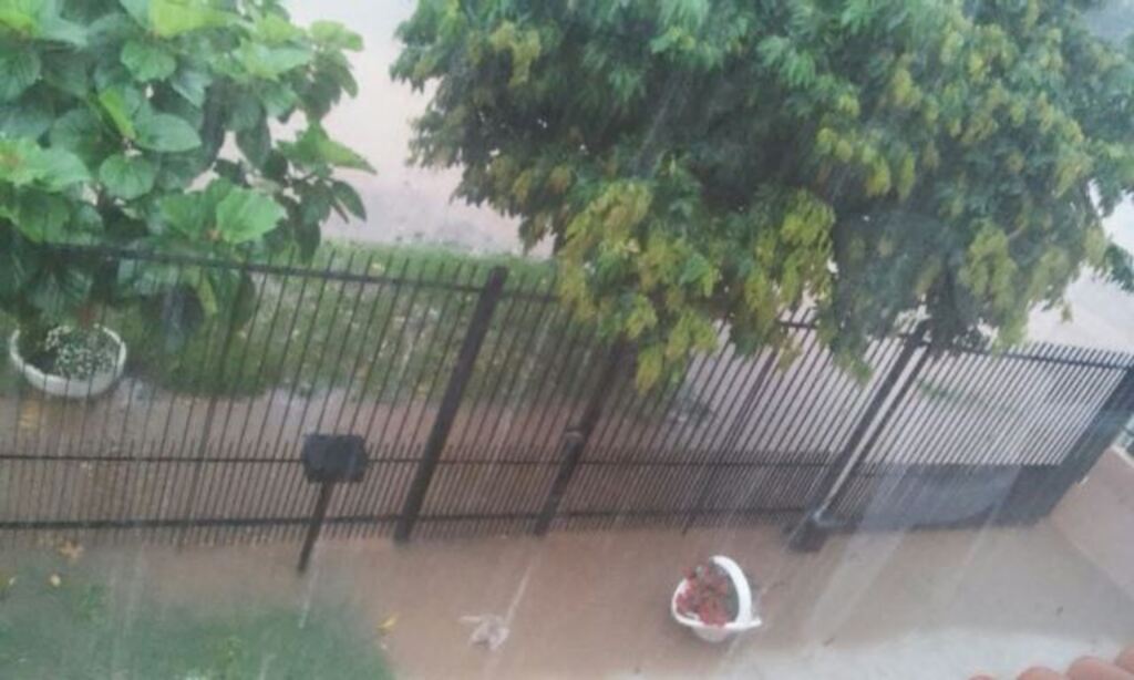 Morador aponta alagamento e muita lama na Avenida Brasil