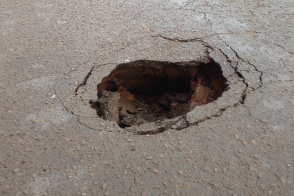 Cratera na Rua José Bonifácio incomoda moradores do Bairro Fátima