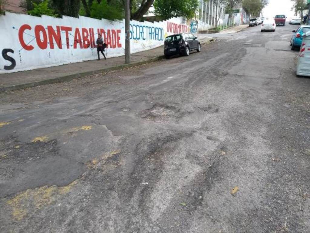 Buracos em frente a escolas incomodam moradores