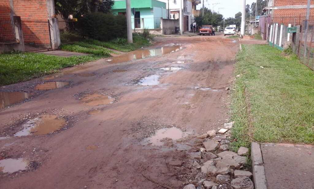 Moradores fazem abaixo-assinado para consertar buracos em rua do Medianeira