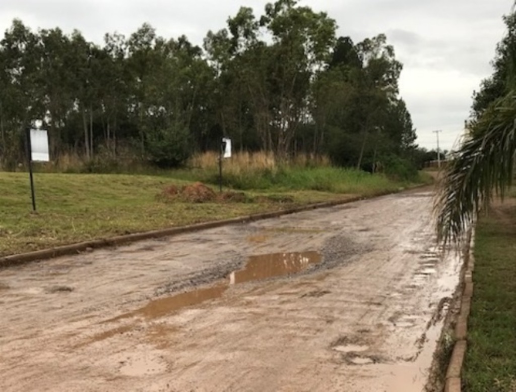 Buraqueira causa dor de cabeça em moradores da Rua João Franciscatto