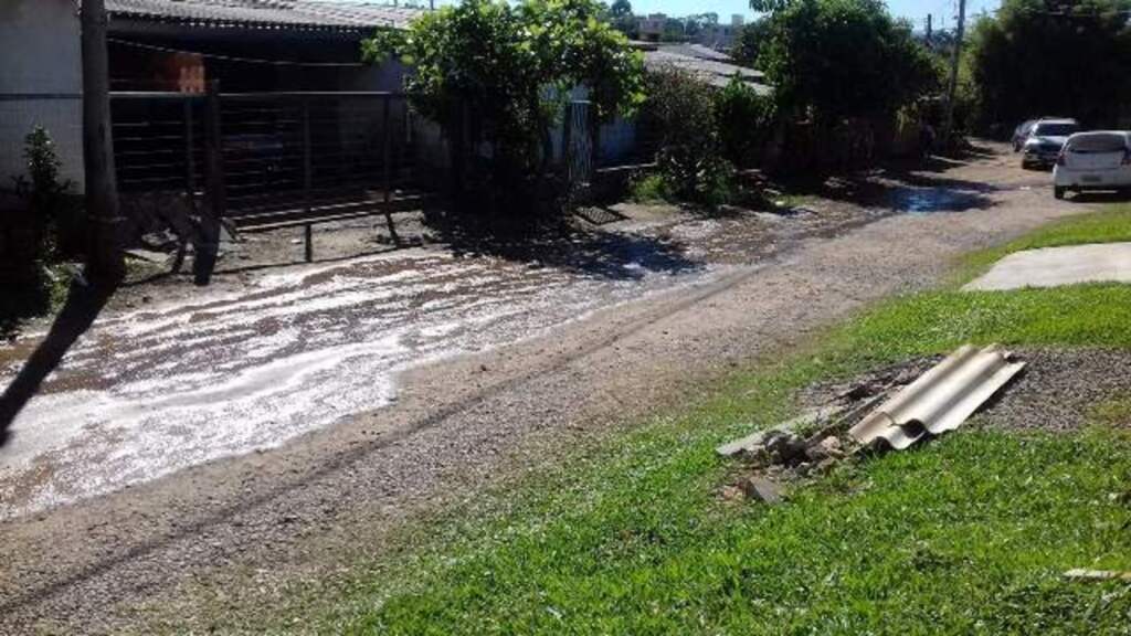 Vazamento de água em rua preocupa comunidade do Bairro Camobi