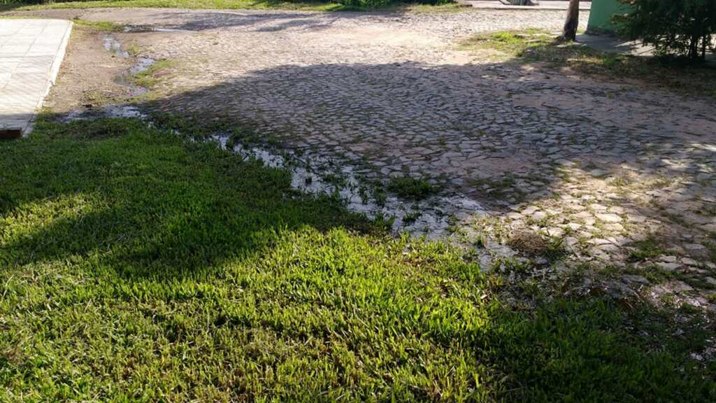 Vazamento de água na Rua Benjamin Constant incomoda moradores