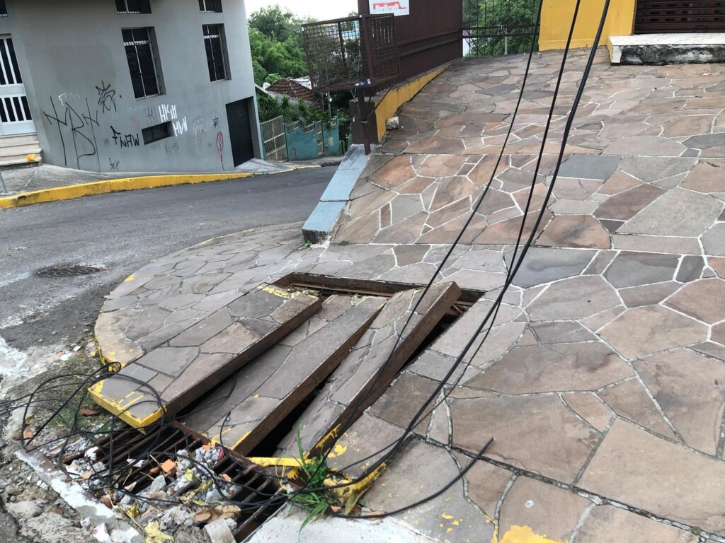 Bueiro no Bairro Nonoai causa transtorno à comunidade