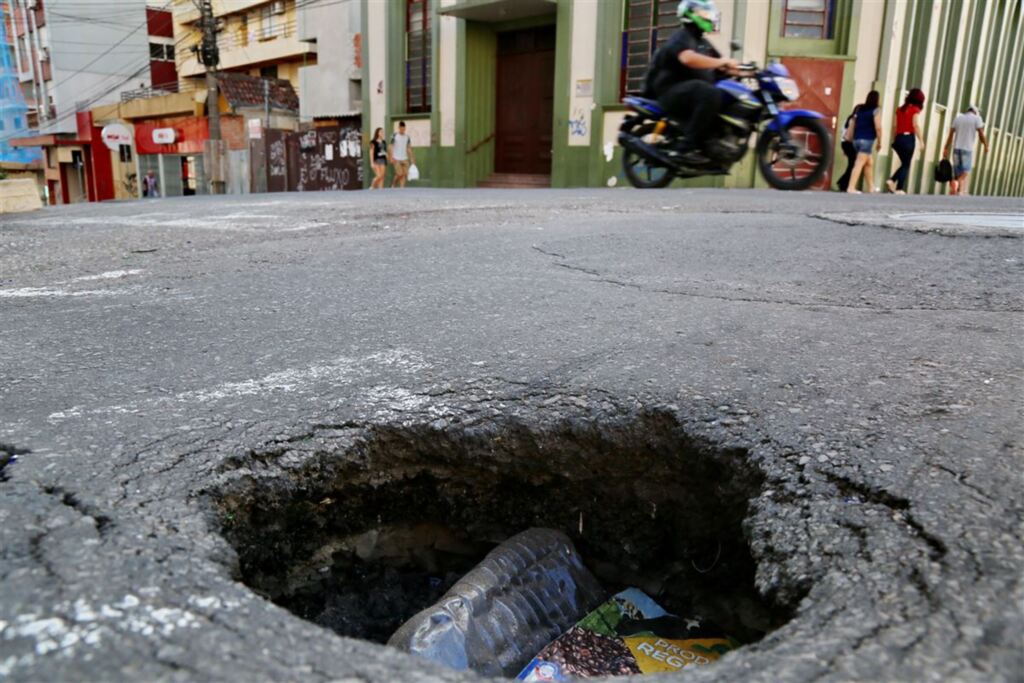 Buraco se formou há três semanas no Centro