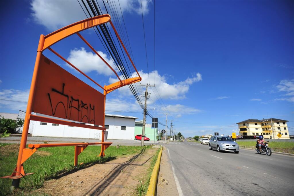 Paradas de ônibus da Faixa Velha precisam de manutenção