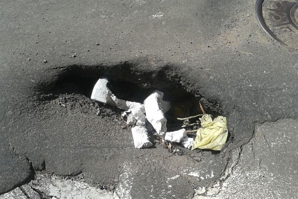 Buraco em avenida prejudica tráfego de veículos