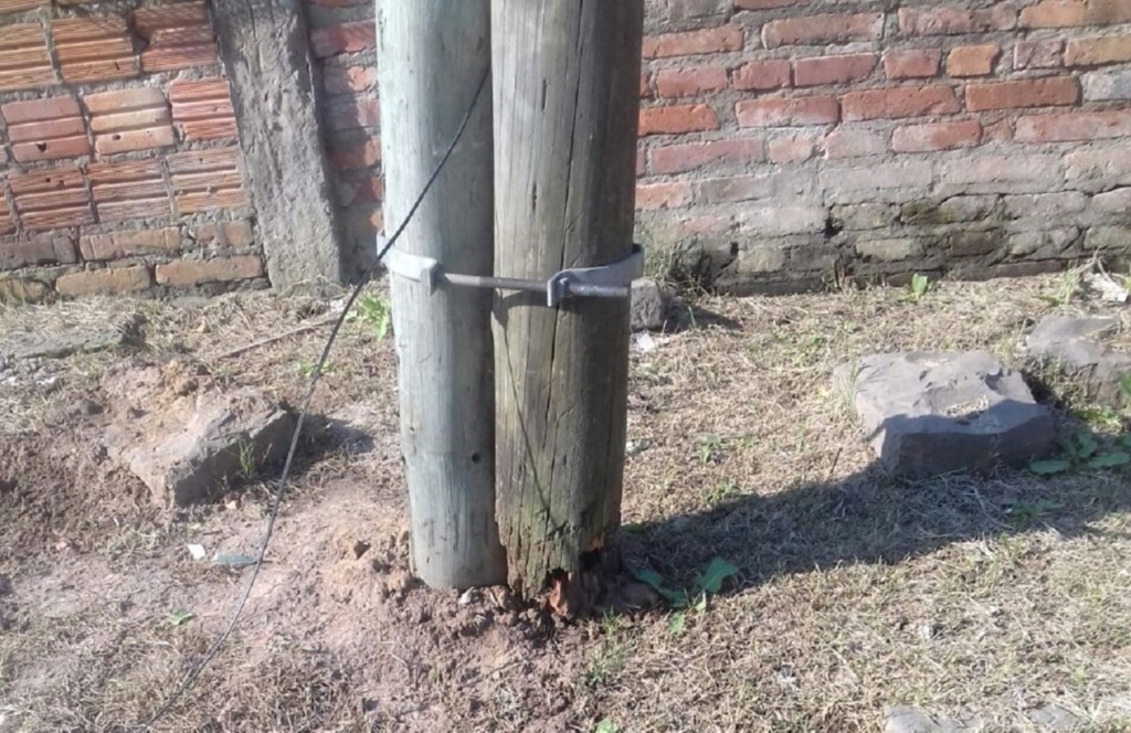 Poste precisa de manutenção